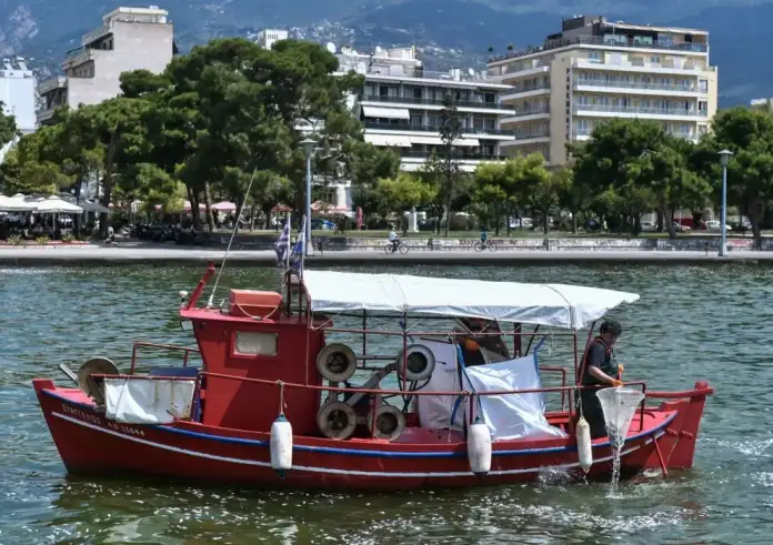 Γιατί μυρίζει τόσο άσχημα δημοφιλές λιμάνι της Ελλάδας