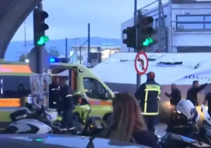 Σοκαριστικό τροχαίο: Νταλίκα έπεσε από τη γέφυρα στην Πέτρου Ράλλη στη Θηβών