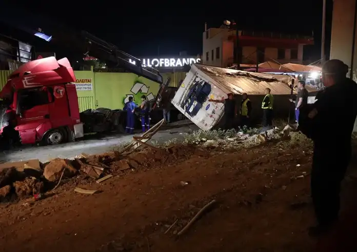 Νταλίκα έπεσε από την γέφυρα της Πέτρου Ράλλη – Από θαύμα δεν περνούσε ΙΧ ή πεζός