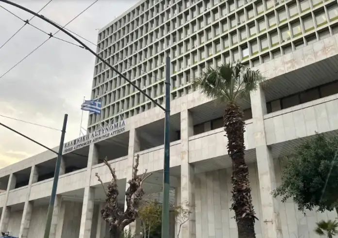 Αστυνομικός αυτοπυροβολήθηκε με το όπλο του στη ΓΑΔΑ ενώ το περιεργαζόταν