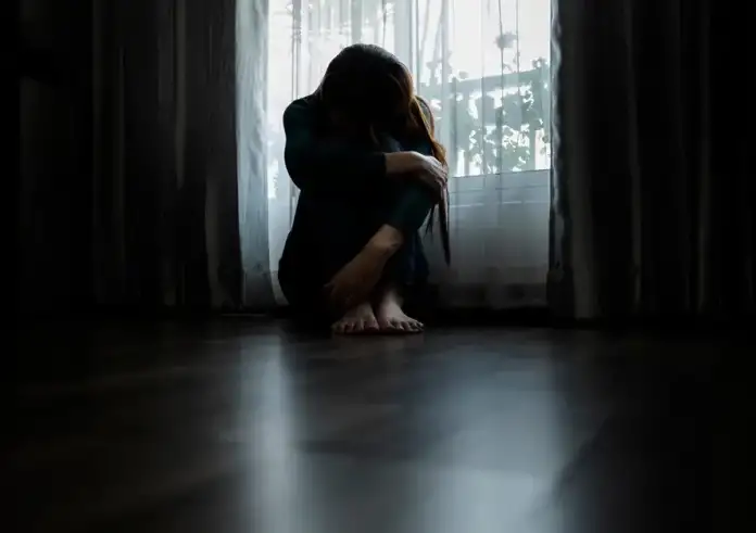 Το μαρτύριο 15χρονου κοριτσιού στα χέρια του νονού της: Τη μαστίγωσε με καλώδιο και τη γρονθοκοπούσε