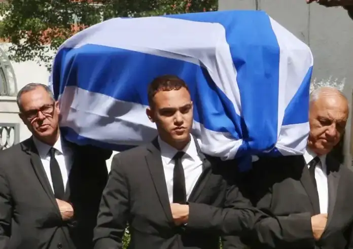 Το τελευταίο αντίο στον Πέτρο Μολυβιάτη – Καλυμμένη με την ελληνική σημαία η σορός του