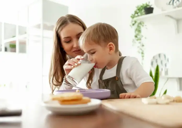Φυτικά γάλατα: Είναι μία υγιεινή επιλογή για τα παιδιά; Ο παιδίατρος απαντά