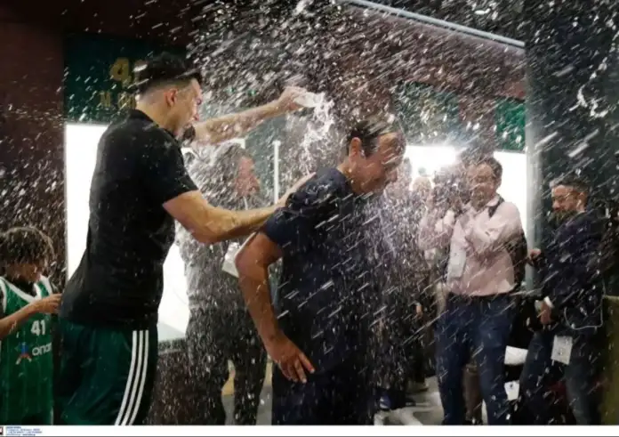 Παναθηναϊκός: Πάει Άμπου Ντάμπι και «βλέπει« το 8ο – Οι ξέφρενοι πανηγυρισμοί, η selfie του Σλούκα και το μπουγέλο στον Αταμάν