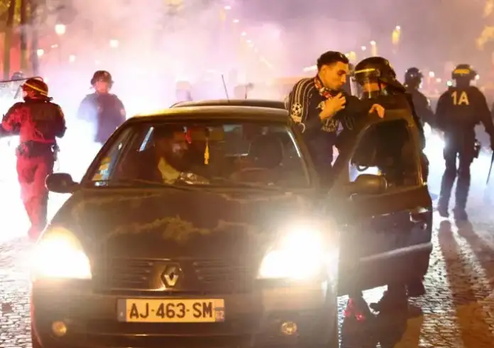 Παρίσι: Όχημα έπεσε πάνω σε οπαδούς της Παρί Σεν Ζερμέν μετά το ματς με την Άρσεναλ