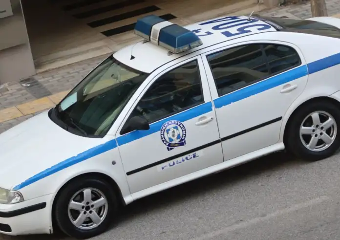 Χαλάνδρι: ΙΧ έπεσε σε στάση λεωφορείου, τραυμάτισε κόσμο και εξαφανίστηκε – Αυτοτραυματίστηκε ο οδηγός