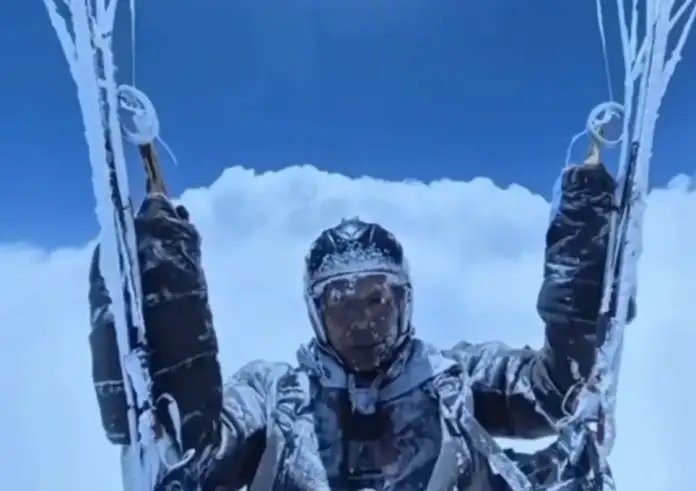 Περιπέτεια αλεξιπτωτιστή πλαγιάς στην Κίνα: Τον παρέσυρε άνεμος και πάγωσε στα 8.000 μέτρα