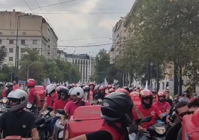 Στους δρόμους ντελιβεράδες και μεταφορείς: Μηχανοκίνητο «ποτάμι» στο κέντρο της Αθήνας