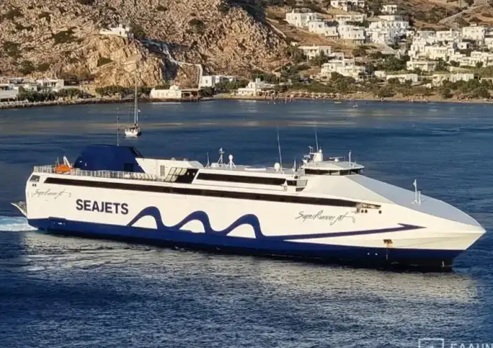 Νάξος: Δεν μπορεί να δέσει στο λιμάνι το Super Runner Jet λόγω ισχυρών ανέμων