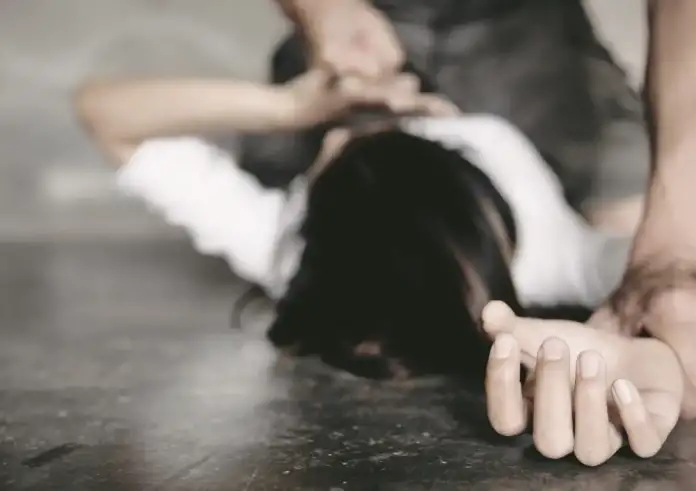 35χρονος έσπασε το χέρι και το γόνατο της συντρόφου του γιατί δεν του οργάνωσε πάρτι γενεθλίων