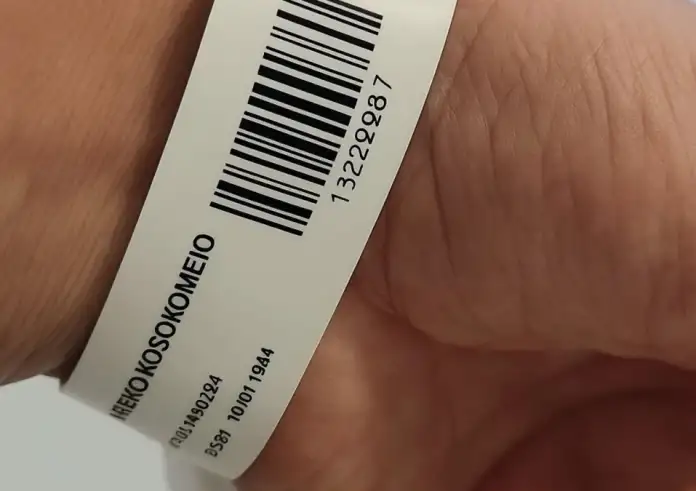 Τι είναι και πώς λειτουργεί το ηλεκτρονικό βραχιολάκι στα Επείγοντα των Νοσοκομείων- Το σύστημα red flag