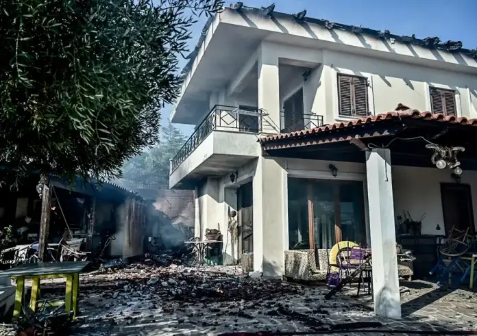 Παλαιά Φώκαια: Στις φλόγες σπίτια και περιουσίες από τη μεγάλη φωτιά. Χωρίς ενεργό μέτωπο η πυρκαγιά