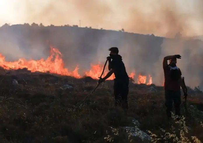 Μέσα σε σπίτια η φωτιά στην Παλαιά Φώκαια - Κινδυνεύει να ξεφύγει: Τι λένε οι τοπικές Αρχές