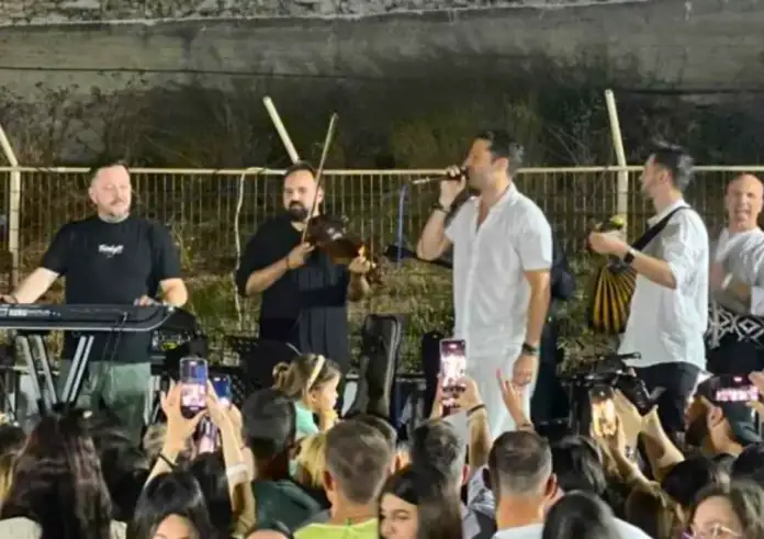 Σε πανηγύρι στην Τήνο ο Αργυρός: Ξεσήκωσε τον κόσμο τραγουδώντας νησιώτικα