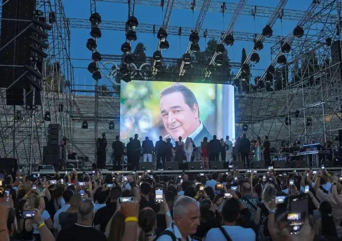 Βασίλη Καρράς: Συναυλία στη μνήμη του - Γκρίνιες, παρατράγουδα και απουσίες