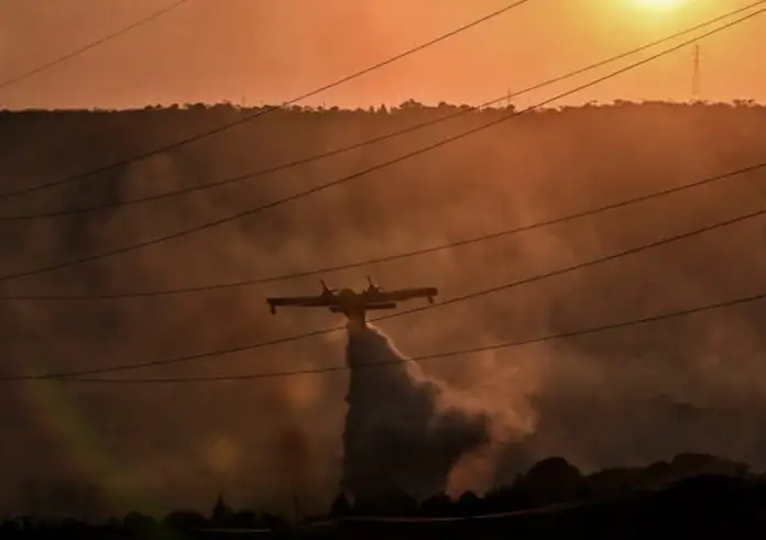 Μαίνεται η φωτιά στην Ιεράπετρα, η κατάσταση εξακολουθεί να είναι δύσκολη