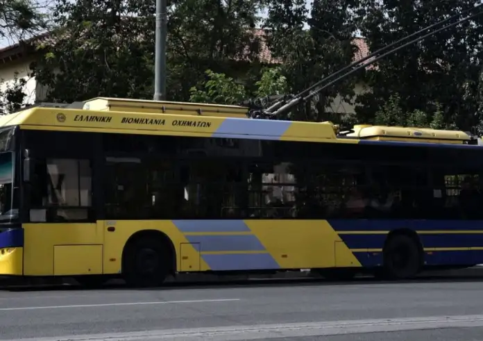 Αθήνα: Κεραία τρόλεϊ έπεσε πάνω σε ταξί – Κυκλοφοριακό χάος στο κέντρο