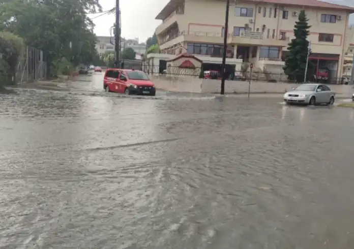 Σφοδρή κακοκαιρία σε πολλές περιοχές: Πλημμύρες, χαλάζι και ζημιές σε σοδειές