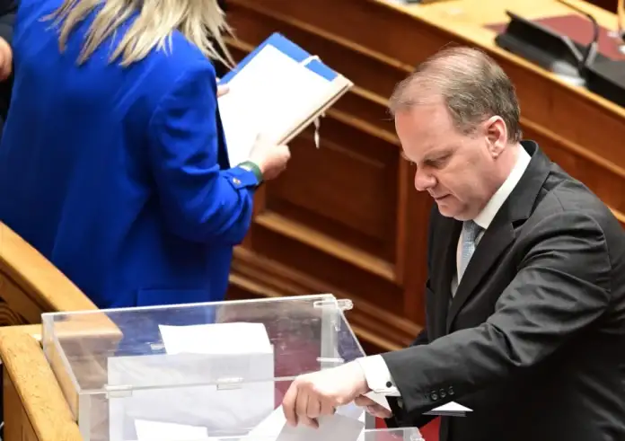 Τέμπη – Καραμανλής: Το μυστήριο με τις μείον δύο ψήφους και η μυστική ψηφοφορία για την παραπομπή στο δικαστικό συμβούλιο