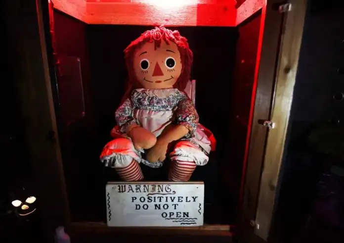 Η κατάρα της αληθινής κούκλας «Annabelle» χτύπησε πάλι: Κάηκε ιστορικό κτίριο, δραπέτευσαν 10 κρατούμενοι