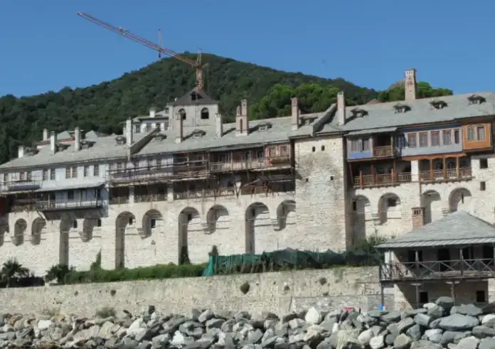 Σεισμός στο Άγιο Όρος:  Κίνδυνος κατάρρευσης κτιρίων σε νέο μεγάλο σεισμό, 7 εκατ. οι ζημιές