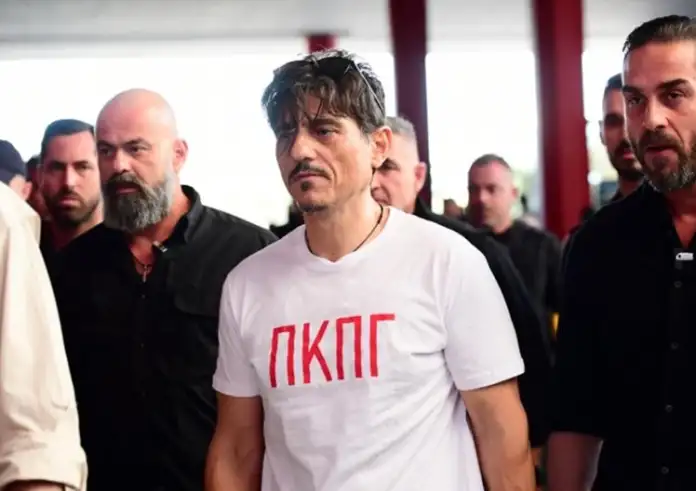 Τι έγινε με τον Γιαννακόπουλο στο ΣΕΦ; Τι σημαίνουν τα αρχικά ΠΚΠΓ της μπλούζας του;