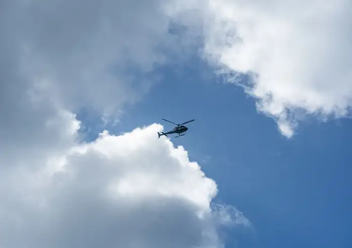 Ελικόπτερο κατέπεσε στη θάλασσα δίπλα στη μαρίνα Βουλιαγμένης. Σώοι οι επιβάτες και ο πιλότος