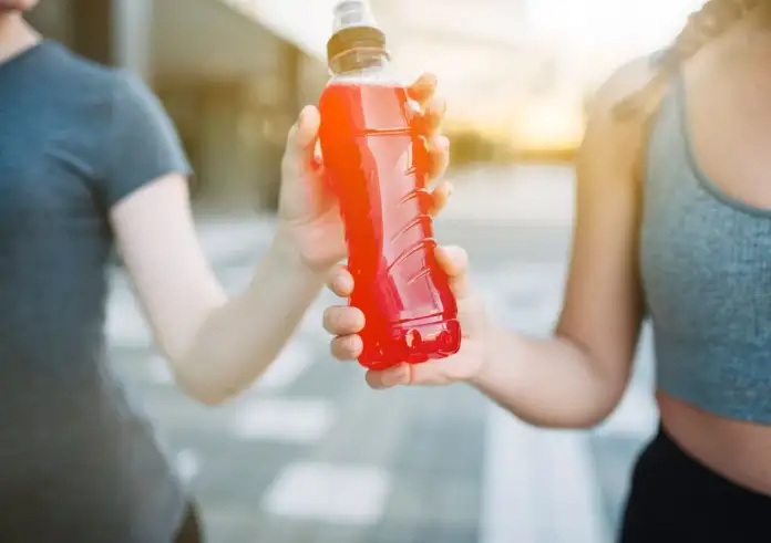 Έπινε ενεργειακά ποτά καθημερινά. Το σύμπτωμα που αποκάλυψε σοβαρό κίνδυνο για εγκέφαλο και καρδιά