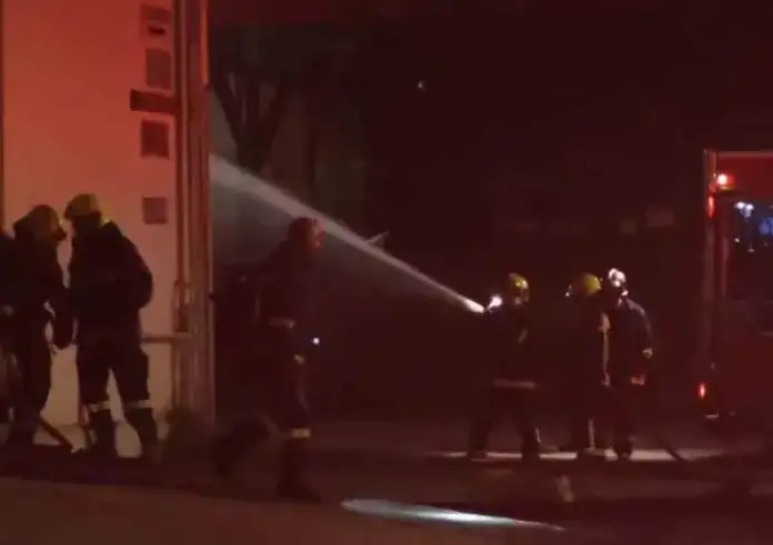 Μεγάλη φωτιά σε αποθήκη κοντά στα ΚΤΕΛ του Κηφισού