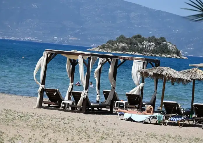 Δωρεάν ξαπλώστρες στις παραλίες των ξενοδοχείων: Τι αλλάζει φέτος και τι δικαιούμαστε ως λουόμενοι
