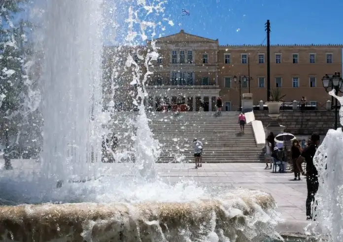Καύσωνας: Αδιανόητες θερμοκρασίες στο κέντρο της Αθήνας - Σε ποιες περιοχές της χώρας ο κίνδυνος πυρκαγιάς είναι πολύ υψηλός
