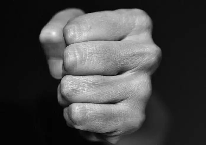 Τον χτύπησαν με ένα πληκτρολόγιο και έπειτα γροθιά και χαστούκια στο κεφάλι