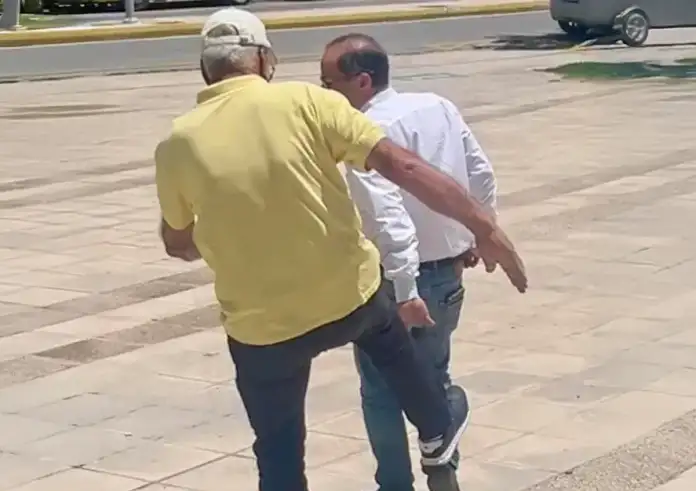 Δημαρχείο Ραφήνας: Πρώην δήμαρχος επιτέθηκε με κλωτσιές στον Ευάγγελο Μπουρνούς