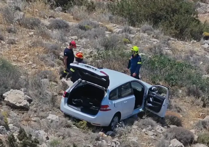 Αυτοκίνητο έπεσε σε γκρεμό στα Λιμανάκια Βουλιαγμένης, απεγκλωβίστηκαν δύο ηλικιωμένοι