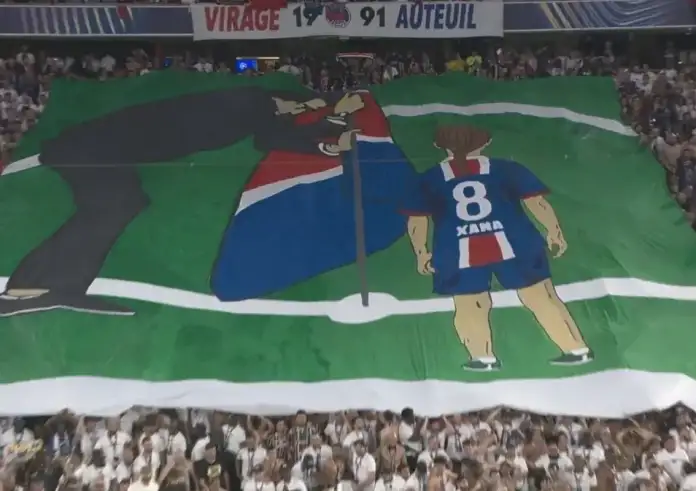 Πανό των φίλων της Παρί Σεν Ζερμέν για την Χάνα, την αδικοχαμένη κόρη του Λουίς Ενρίκε