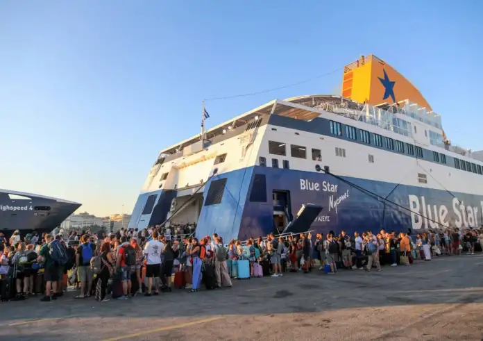 Γεμάτα τα πλοία στα λιμάνια Πειραιά, Ραφήνας και Λαυρίου – Οι αδειούχοι αναχωρούν για τα νησιά