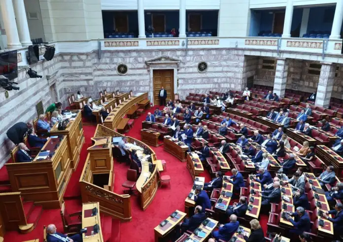 Βουλή – Προανακριτική για τα Τέμπη: Κόντρες με την έναρξη της συνεδρίασης