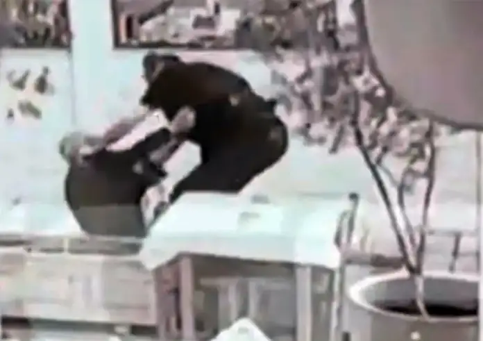 Θεσσαλονίκη: Καρέ καρέ η επίθεση 64χρονου με σπαθί σαμουράι