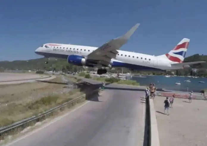 Τι γίνεται στην Σκιάθο και τραυματίζονται τουρίστες από τις τουρμπίνες των αεροπλάνων;