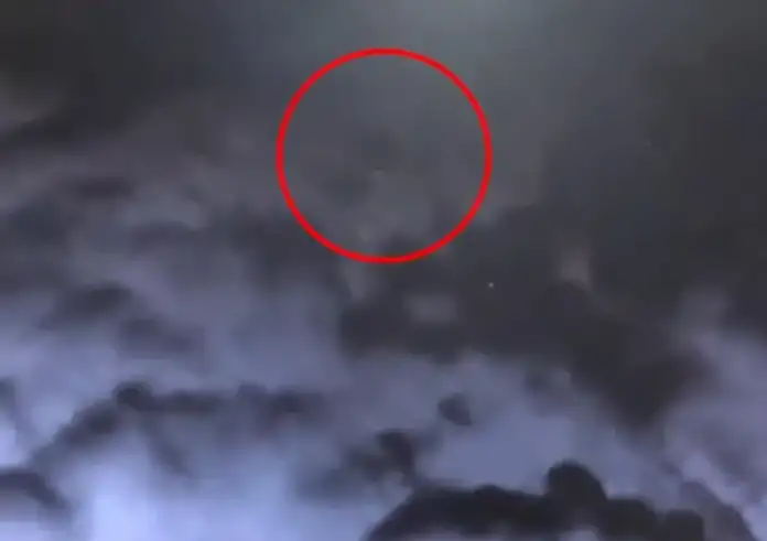 Ο στρατός των ΗΠΑ κατέγραψε ιπτάμενο δίσκο – Δόθηκε στη δημοσιότητα εντυπωσιακό βίντεο UAP