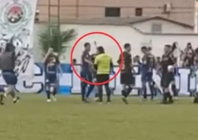 Βραζιλία: Αστυνομικοί συλλαμβάνουν διαιτητή μέσα σε γήπεδο αφού είχε δώσει κίτρινη κάρτα