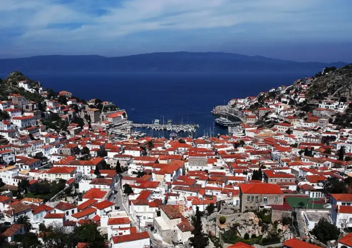 Αυτό το ελληνικό νησί προτείνει η Daily Mail για το καλοκαίρι: Εξίσου όμορφο με τη Σαντορίνη