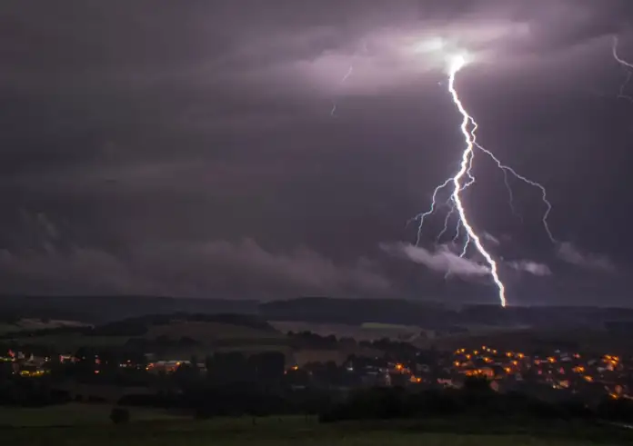 Ο πιο μακρύς κεραυνός στη Γη – Διέσχισε 829 χιλιόμετρα