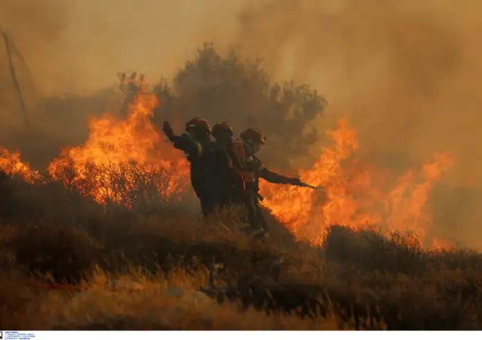 Ιεράπετρα: Αναζωπυρώσεις σε διάσπαρτες εστίες – Ολική καταστροφή σε σπίτια, επιχειρήσεις και καλλιέργειες