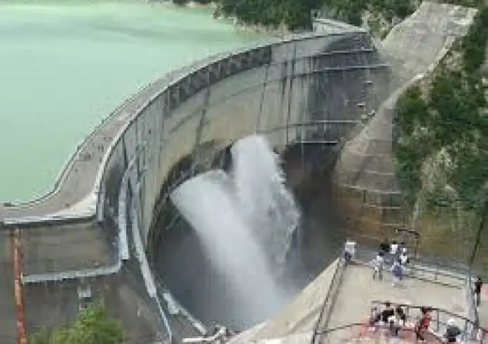 Τα φράγματα παγκοσμίως κρατούν τέτοιες ποσότητες νερού που προκαλούν μετατόπιση των πόλων της Γης
