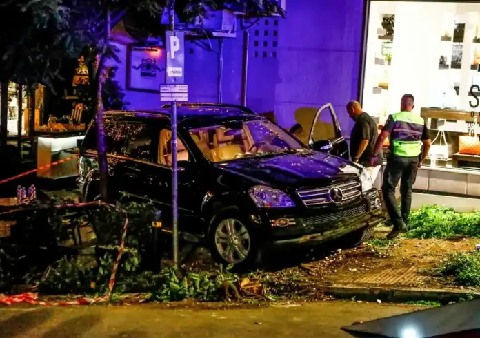 Κολωνάκι: Με τα χέρια προσπάθησε ο παρκαδόρος να σταματήσει το τζιπ – Το δέντρο μας έσωσε από τα χειρότερα