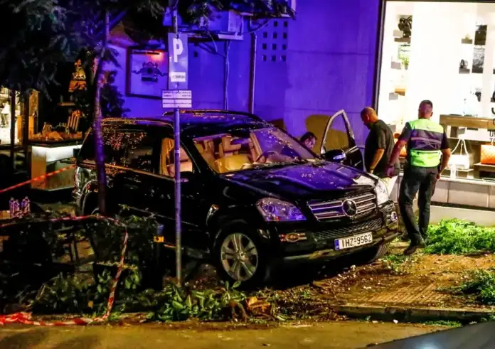 Σοβαρό ατύχημα στο Κολωνάκι: Λύθηκε το χειρόφρενο στο τζιπ – Συνελήφθη ο οδηγός, 11 τραυματίες στο ΚΑΤ