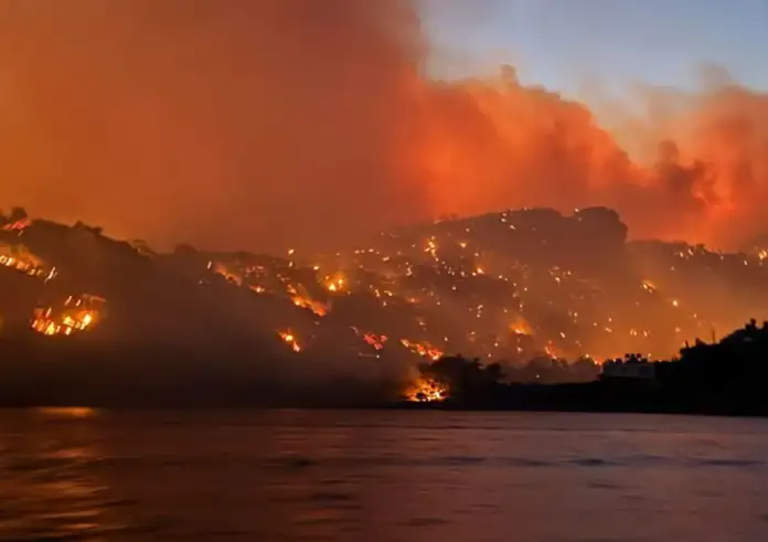 Εκτός ελέγχου η φωτιά στην Ιεράπετρας. Καλύτερη η εικόνα στη Χαλκιδική. Ενισχύθηκαν οι δυνάμεις στα Κύθηρα