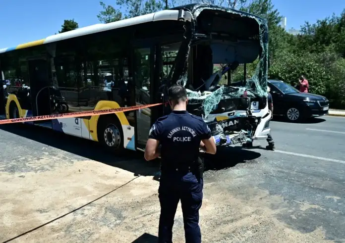 Τροχαίο στη Βούλα: Η οδηγός λιποθύμησε από εξάντληση – Δούλευε 16ωρα σερί