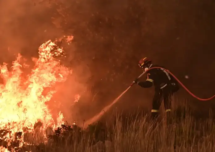 Δύσκολη νύχτα στον Ωρωπό: Είναι δύο τα μέτωπα της φωτιάς. Τεράστιες οι φλόγες – Μήνυμα από το 112